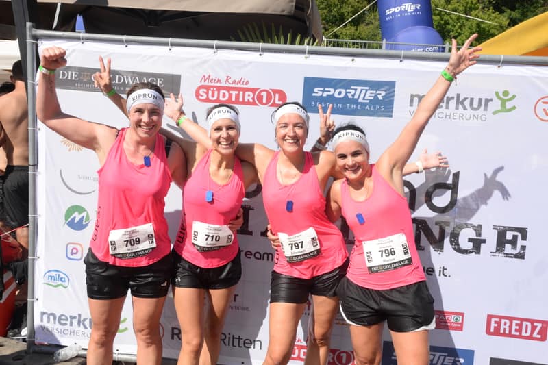 Frauenteam in Pink jubelt an der Fotowand