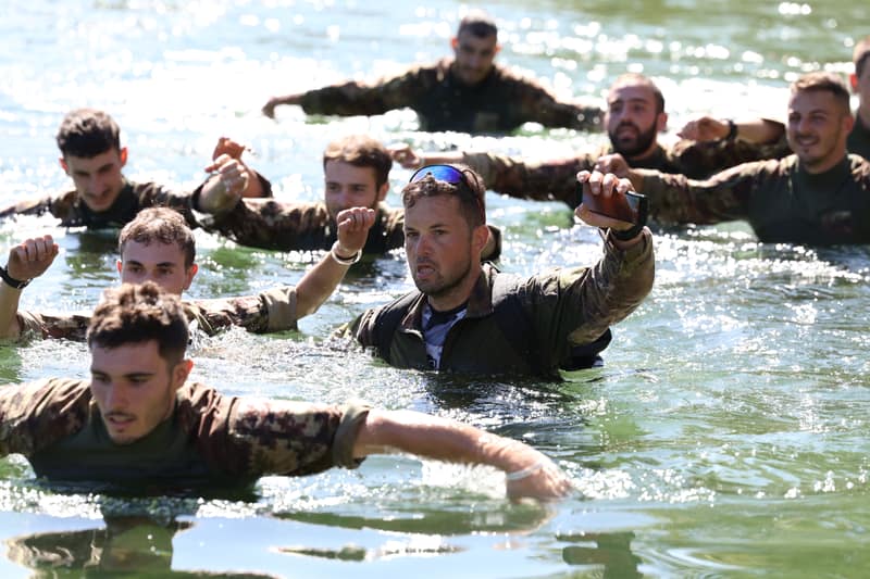 Militär-Team im Wasserhindernis