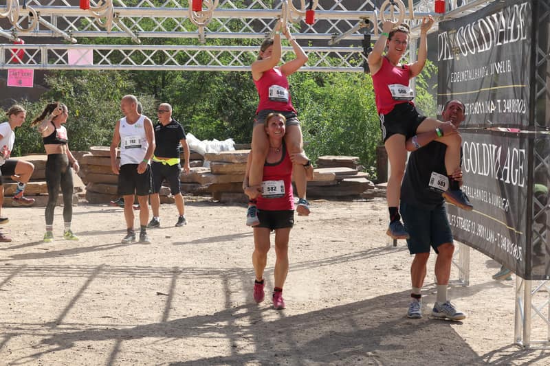 Team hilft sich am Ring-Rig im Steinbruch
