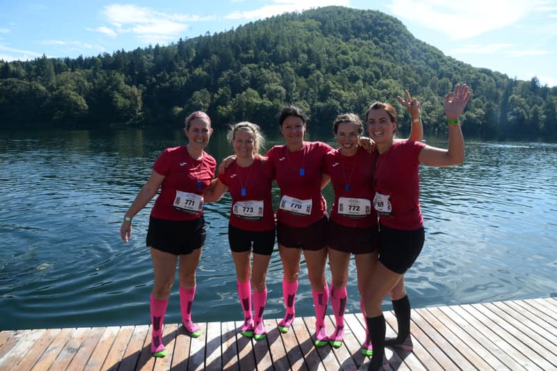 Team am Steg vor dem Montiggler See