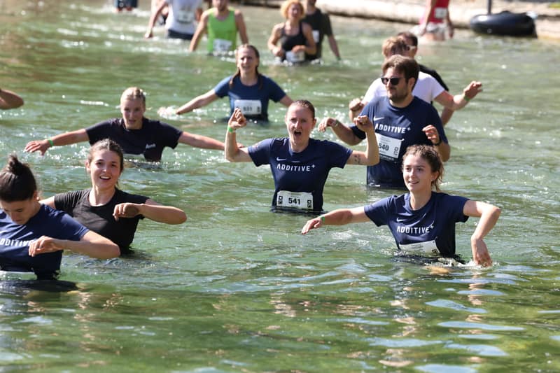 Firmenteam durchquert das Wasserhindernis