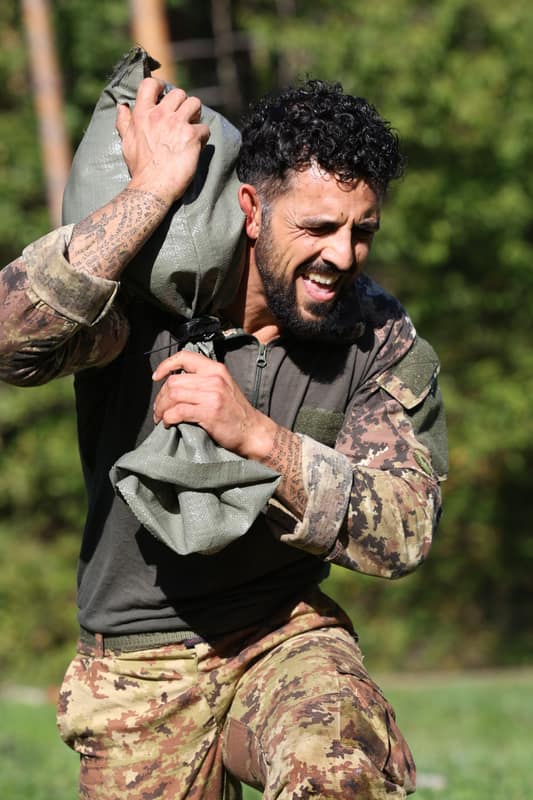 Athlet mit Sandbag bei den Ausfallschritten