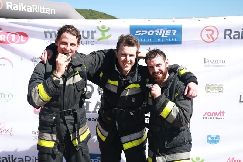 Feuerwehr-Team im Ziel an der Sponsorenwand