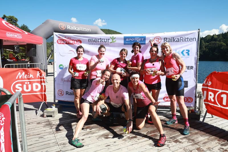 Frauenteam feiert im Ziel