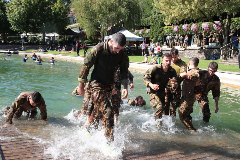 Militär-Team stürmt aus dem Wasser