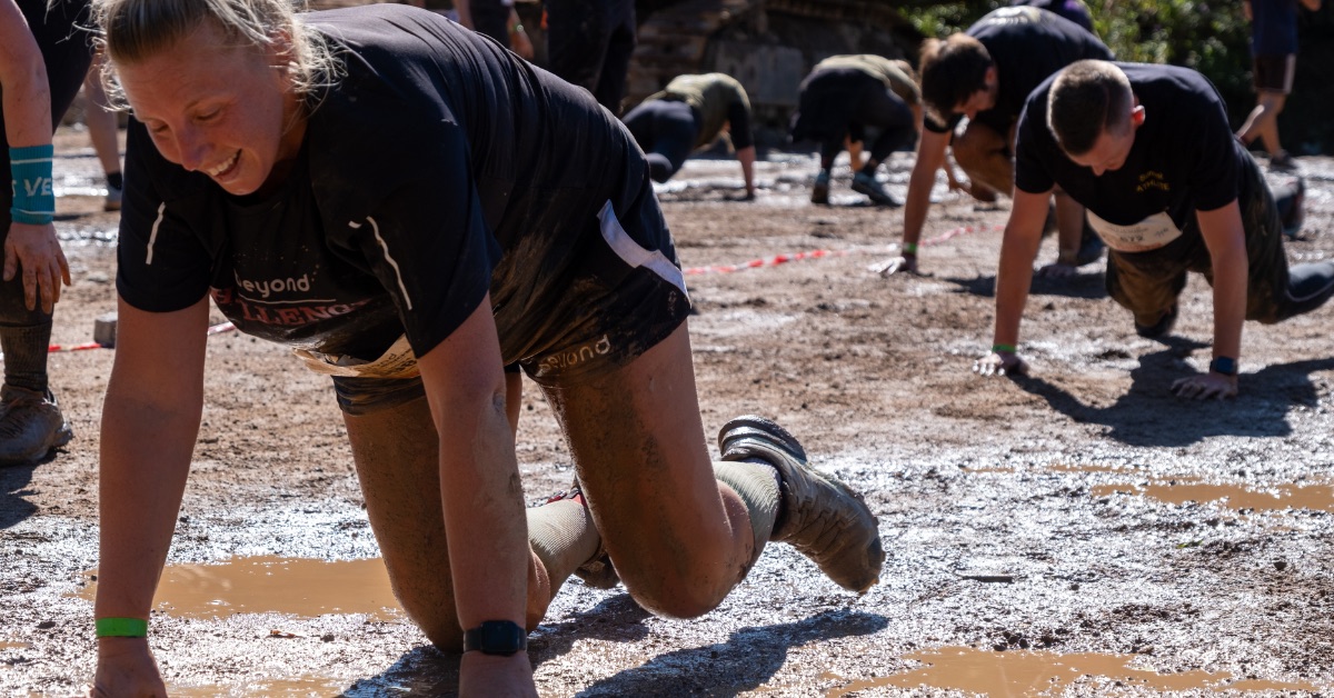 Partecipante della Fun Challenge nel fango